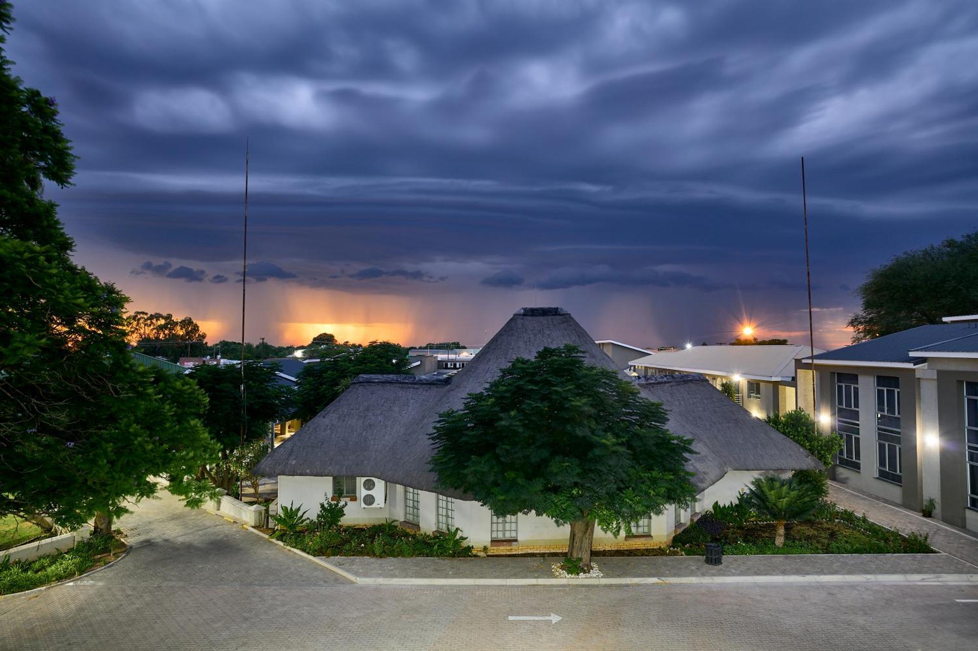 Kalahari Arms Hotel Khemsbok Bagian luar foto