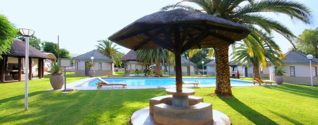 Kalahari Arms Hotel Khemsbok Bagian luar foto